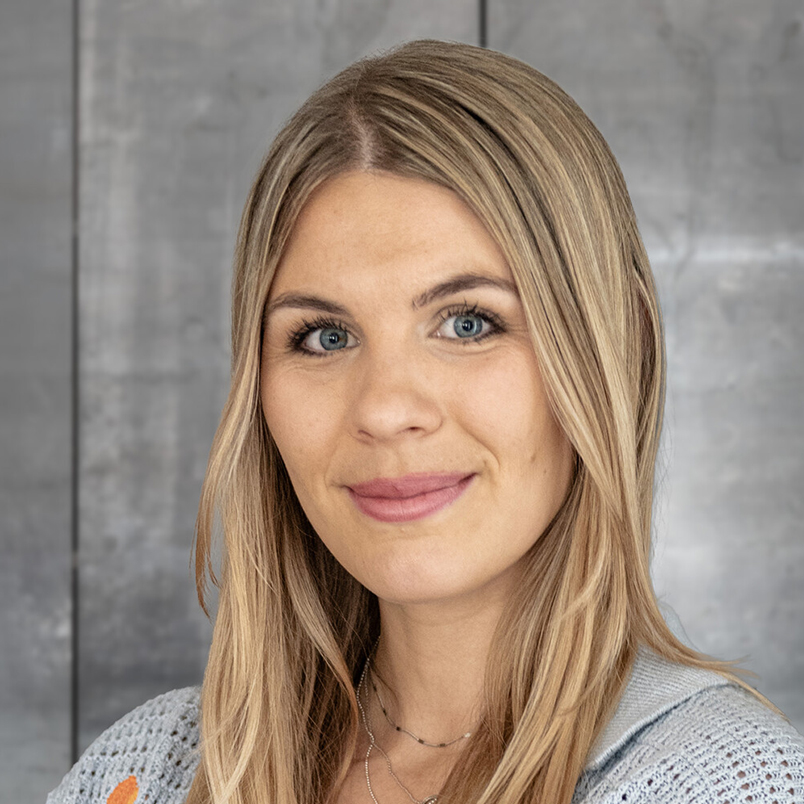 Profilbild Pascale Heim vor grauer Wand