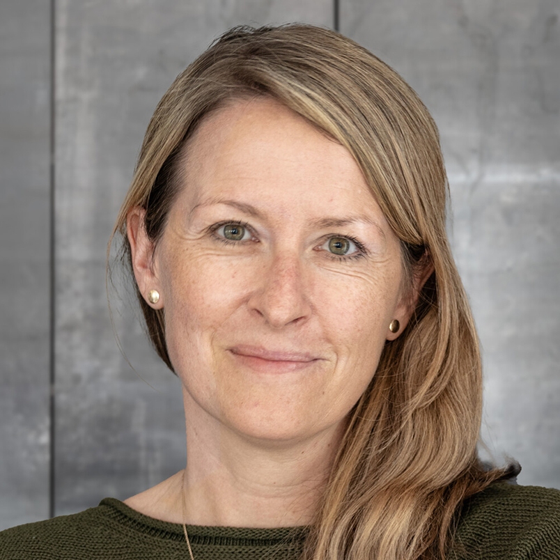 Profilbild Verena Sing vor grauer Wand