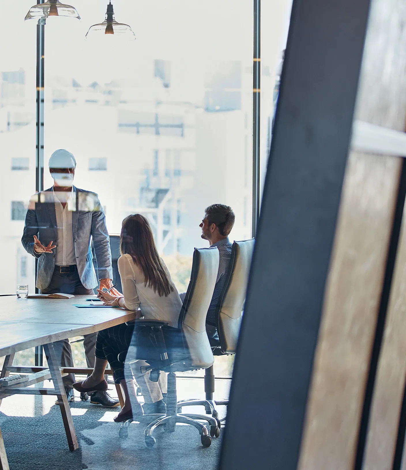 Drei Personen in einer Besprechung.